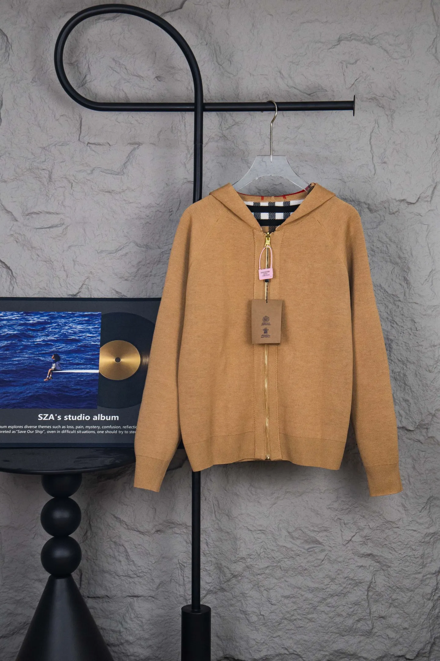 ：M 246 Original Burberry Classic · 50% 35% 15% · · · logo · ， Classic ， 、 ！ Classic Retro ， 、 ， 。 BUR ， Series， ！ ！！ ， ， ！ ， 。 ， ， ！！ Sizes:S M L